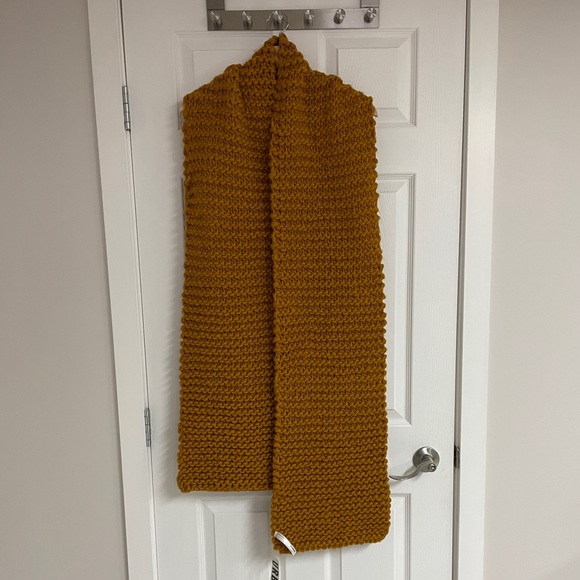Urban Outfitters Clara chunky knit scarf. - Picture 5 of 7